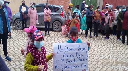 PADRES DE FAMILIA MARCHAN EN BUSCA DE ÍTEMS PARA LA UNIDAD EDUCATIVA SAN JOSÉ 